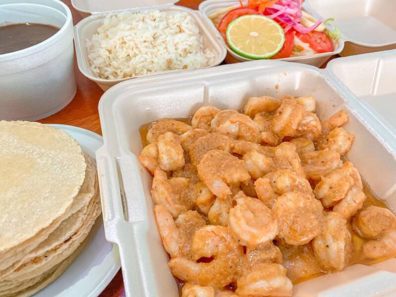 Recuerda que también tenemos paquetes familiares muy económicos para 3 y 6 personas 😋
•
📸 foto: Paquete para 3 personas de camarones al mojo de ajo