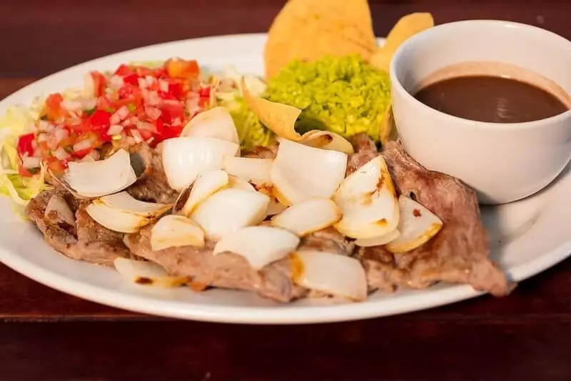 También tenemos jugosa Arrachera a la Plancha, acompañada de guacamole, frijolitos, tortillas hechas a mano y ensalada fresca, una delicia. 👌 
​
​✅ Haz click en el enlace de nuestro perfil para conocer el menú, ubicación, teléfonos y horarios.