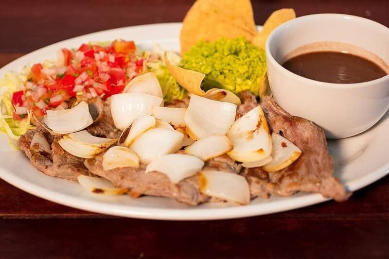 También tenemos jugosa Arrachera a la Plancha, acompañada de guacamole, frijolitos, tortillas hechas a mano y ensalada fresca, una delicia. 👌 
​
​✅ Haz click en el enlace de nuestro perfil para conocer el menú, ubicación, teléfonos y horarios.