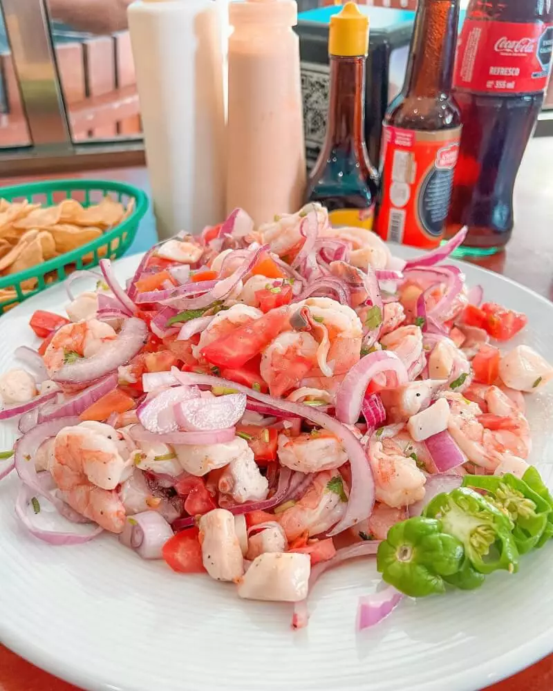 El clásico de clásicos, nuestro exquisito ceviche tradicional, disfrútalo con crema de ajo 😋