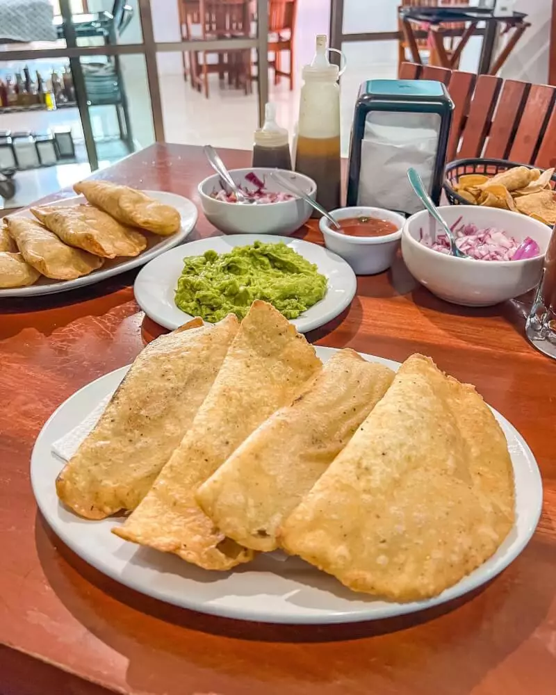 ¿Ya probaste nuestras empanadas? Pídelas de camarón, cazón, queso de bola, queso tip top, queso manchego, o de lo que más te guste 😋