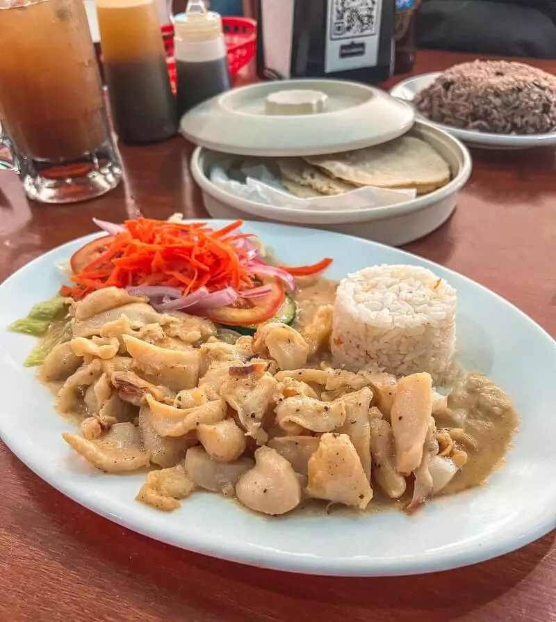 Uno de nuestros favoritos: Caracol al mojo de ajo 😋