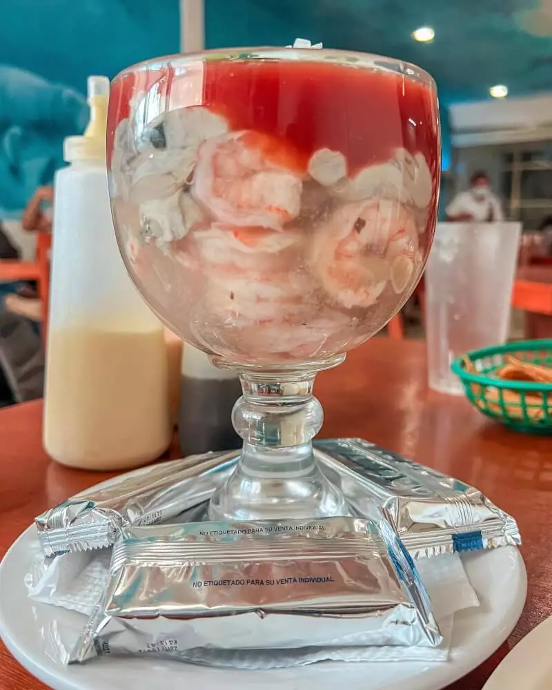 ¡Siempre es un buen día para disfrutar de un abundante cóctel de camarón con ostiones! Pídelo a tu gusto: camarón, caracol, pulpo, ostión 😋